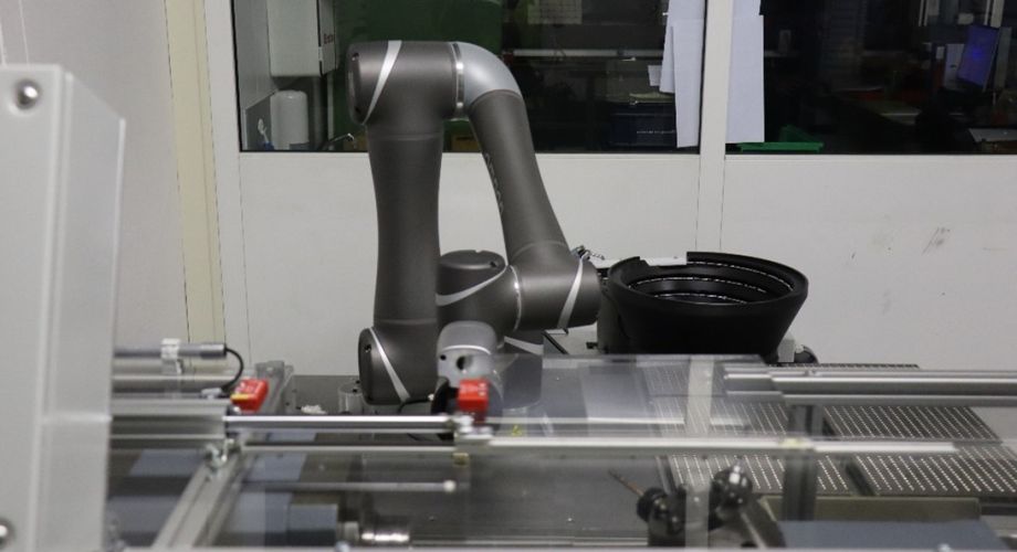 Fluri Präzisions- und Mikromechanik AG setzt Cobot-Lösung von Staveb Automation ein